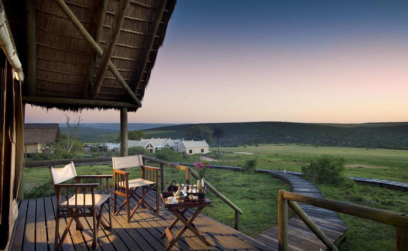 Frühstück auf der Veranda eines Zeltes im Gorah Camp