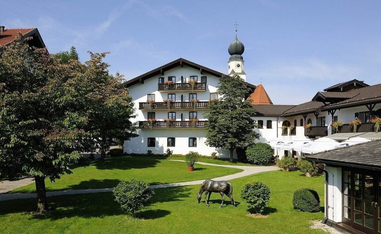Blick auf Haus Florian und die Kirche von Ising