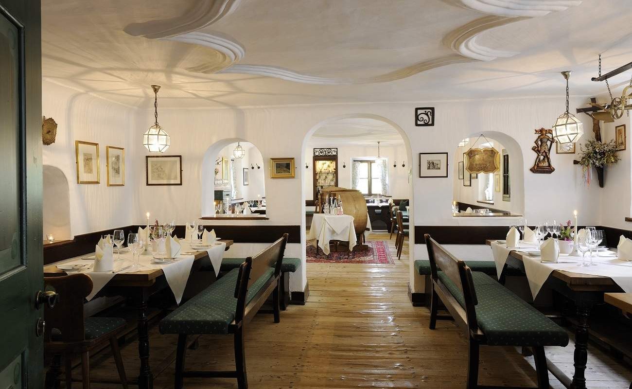 Die urige Gaststube Goldener Pflug, in der es gehobene bayrische Küche gibt
