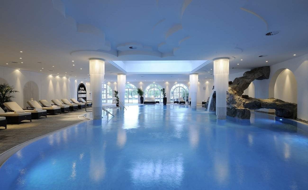 Das großzügige Schwimmbad von Gut Ising