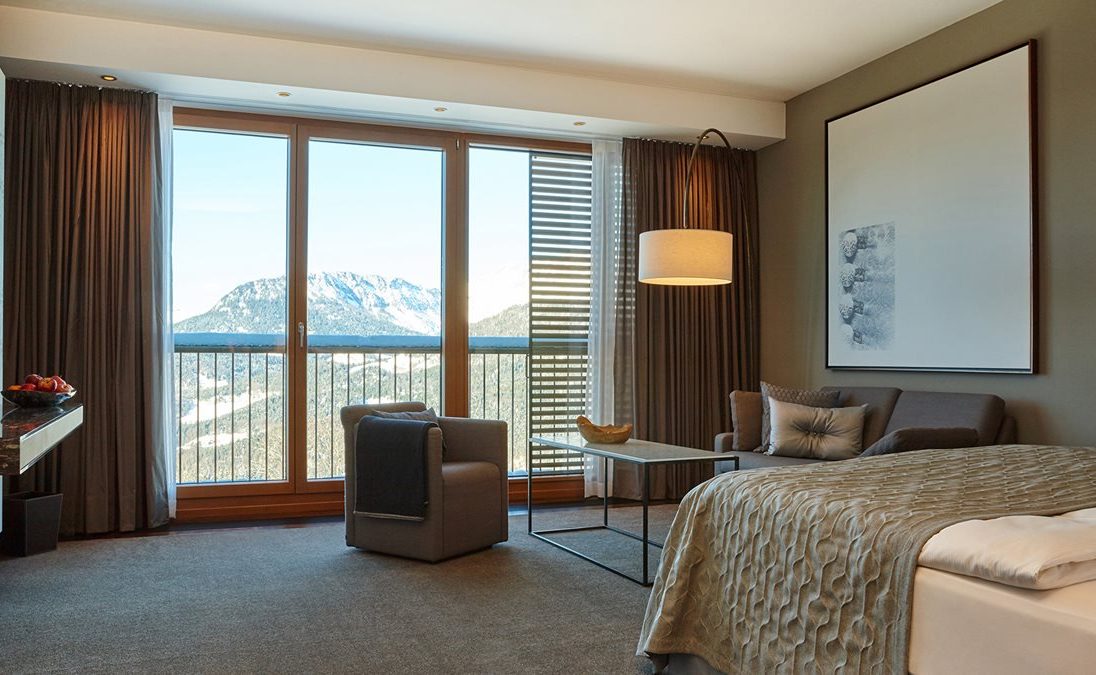 Deluxe Zimmer mit Bergblick im Kempinski Hotel Berchtesgaden