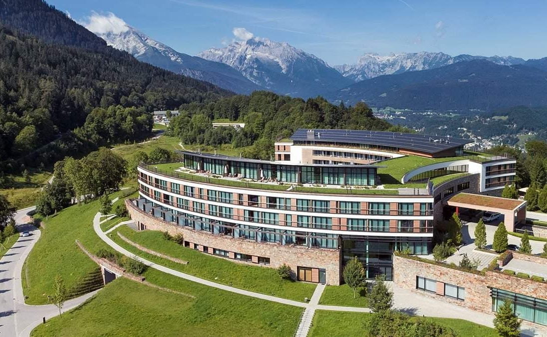 Kempinski Hotel Berchtesgaden mit den Alpen im Hintergrund