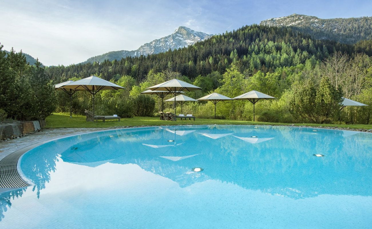 Outdoor Pool des Kempinski Hotel Berchtesgaden