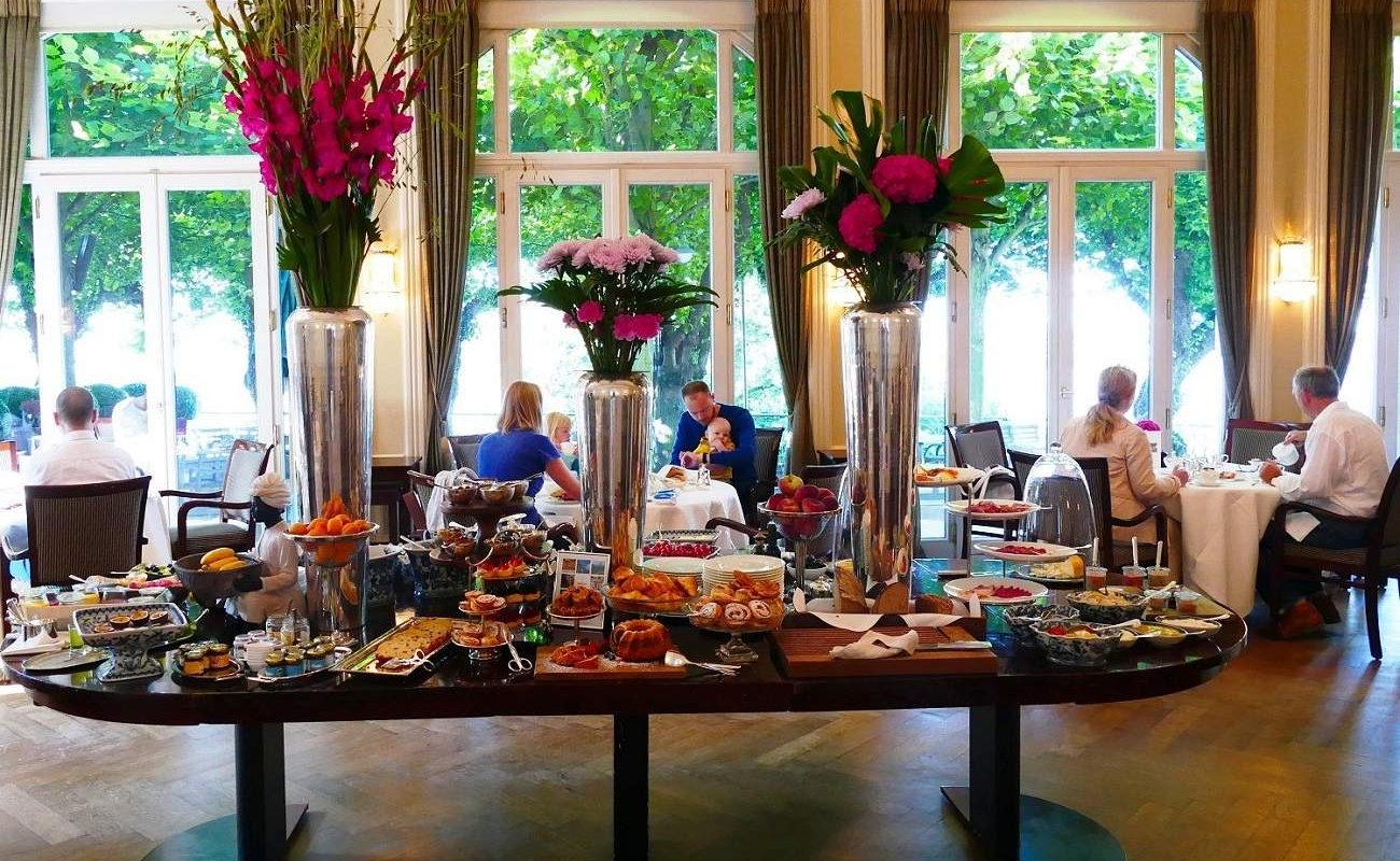 Das opulente Frühstücksbuffet im Luxushotel in Hamburg