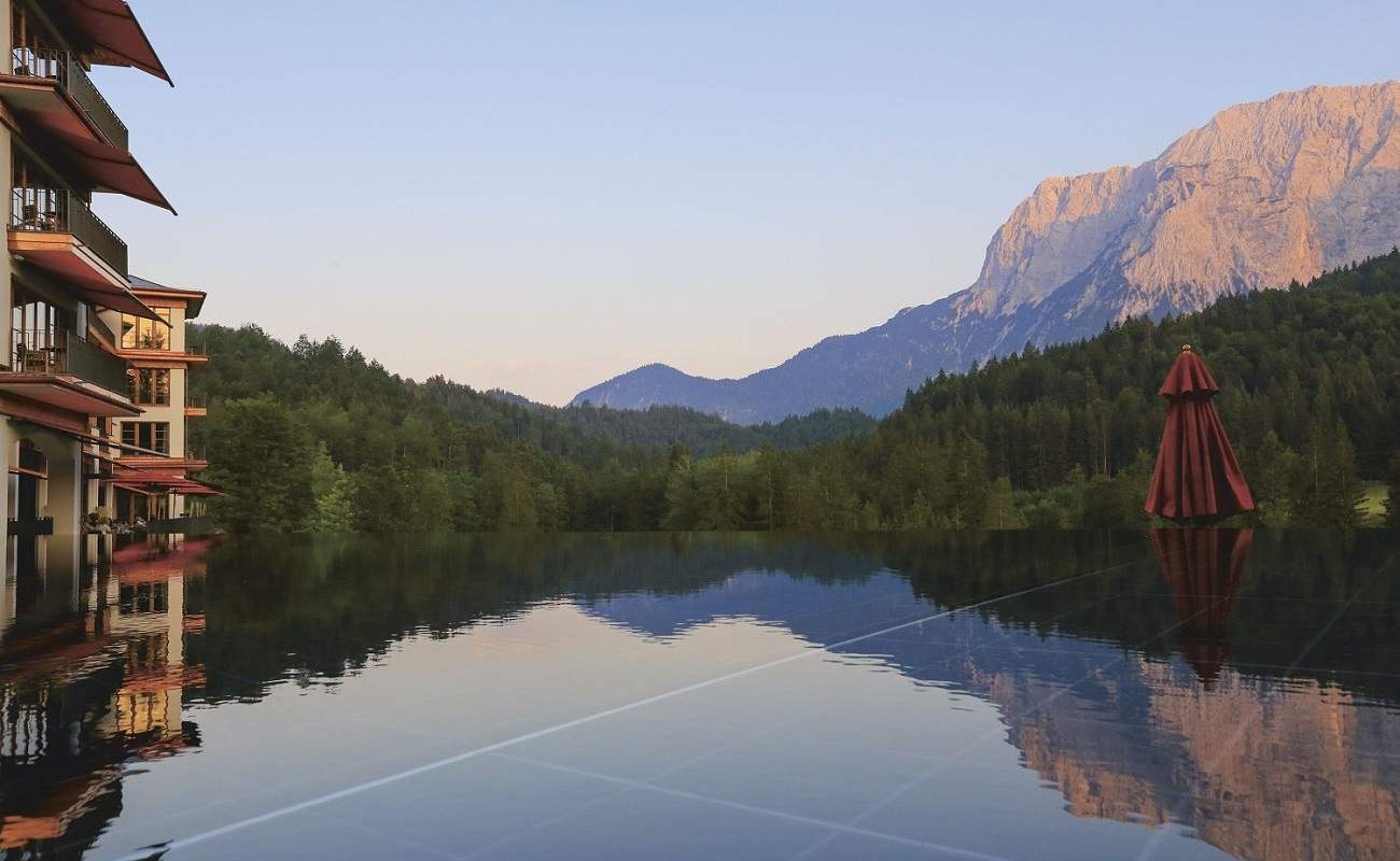 Rooftop Pool des Schloss Elmau mit herrlicher Sicht in die Alpen