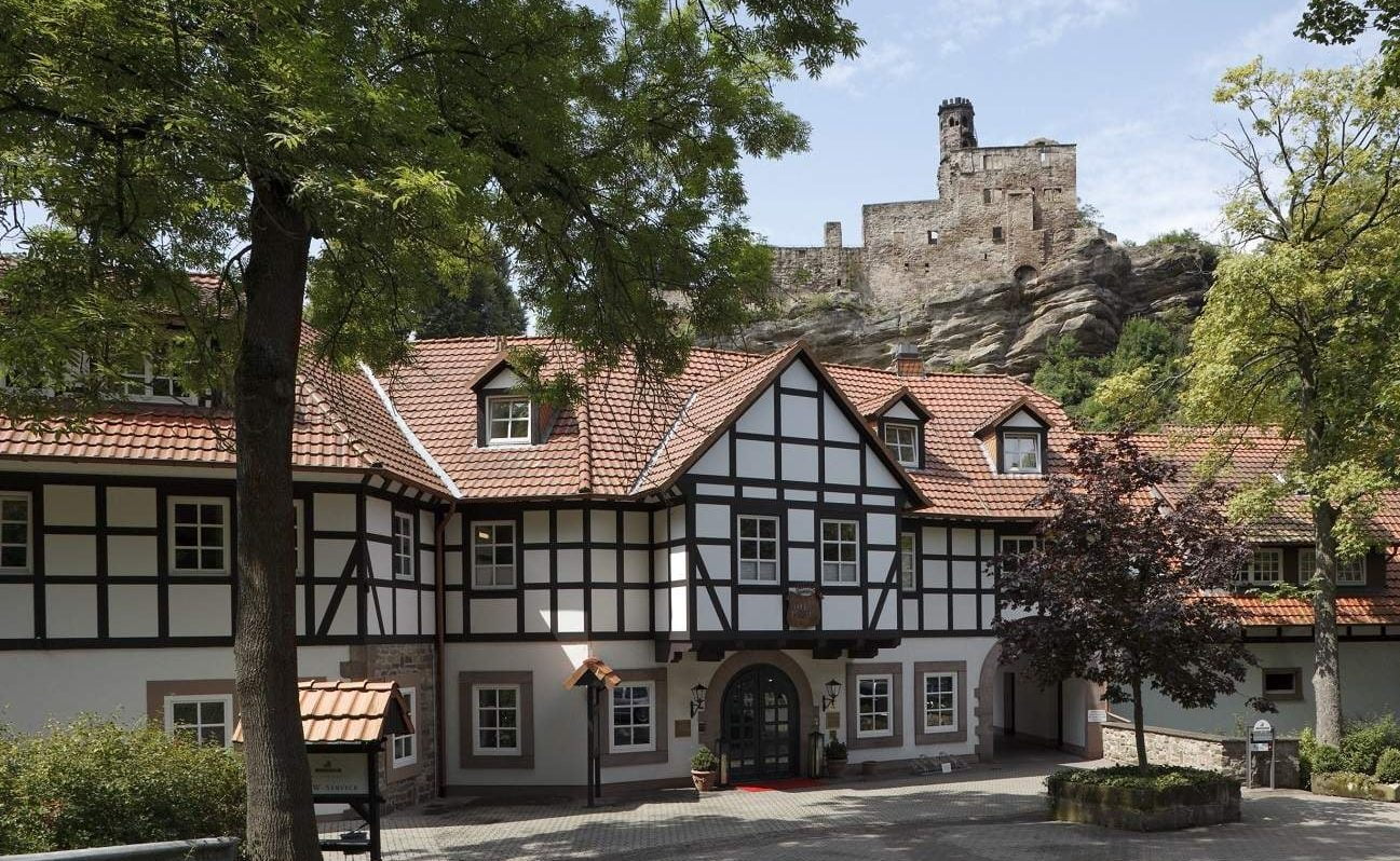Eingang und Burg des BurgHotels Hardenberg