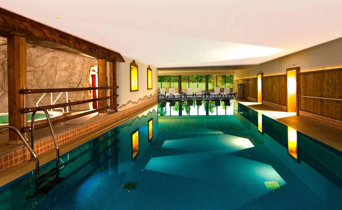 Innenpool im Luxushotel