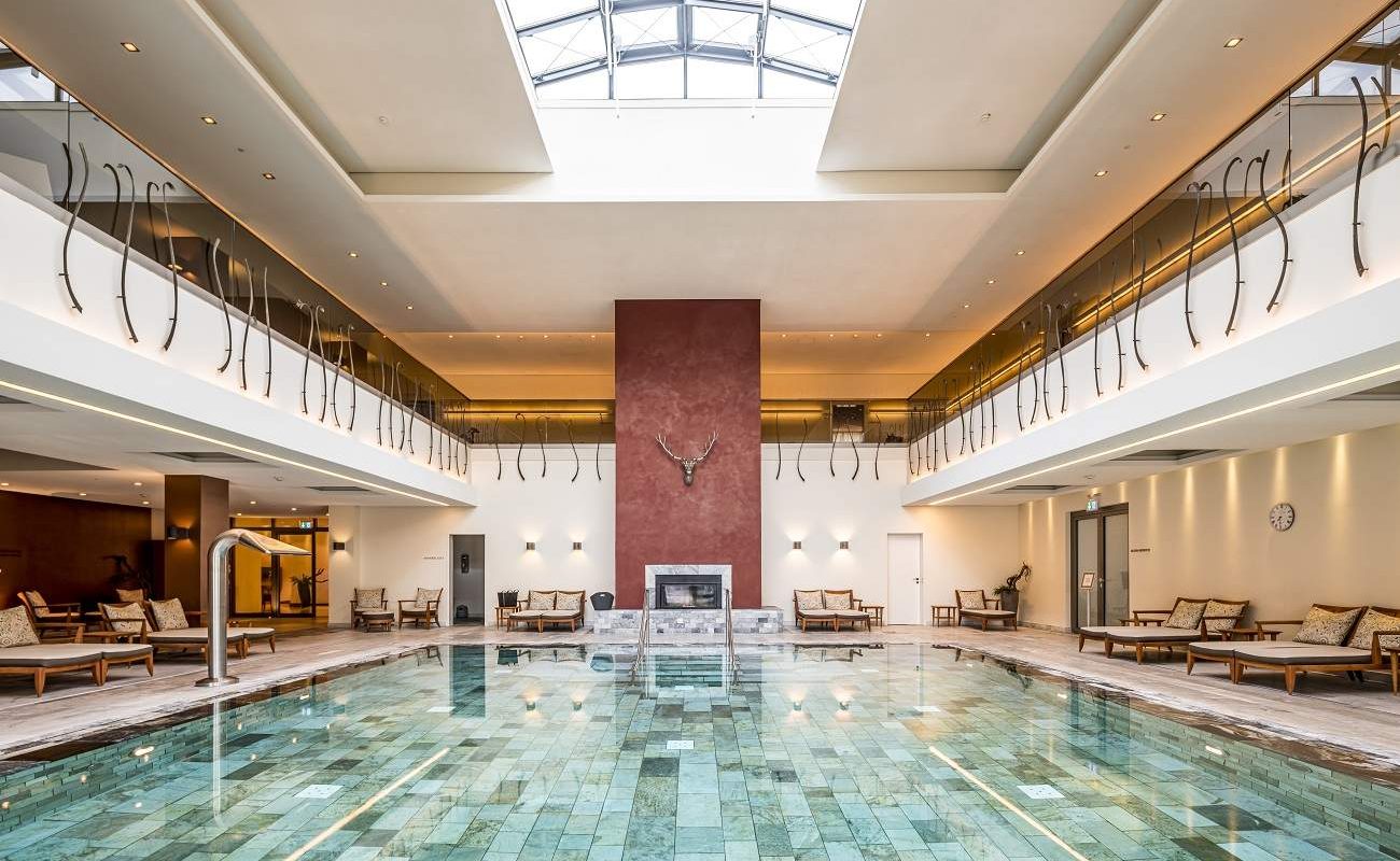 Innenpool des Wellnessbereichs vom Wald- und Schlosshotel Friedrichsruhe