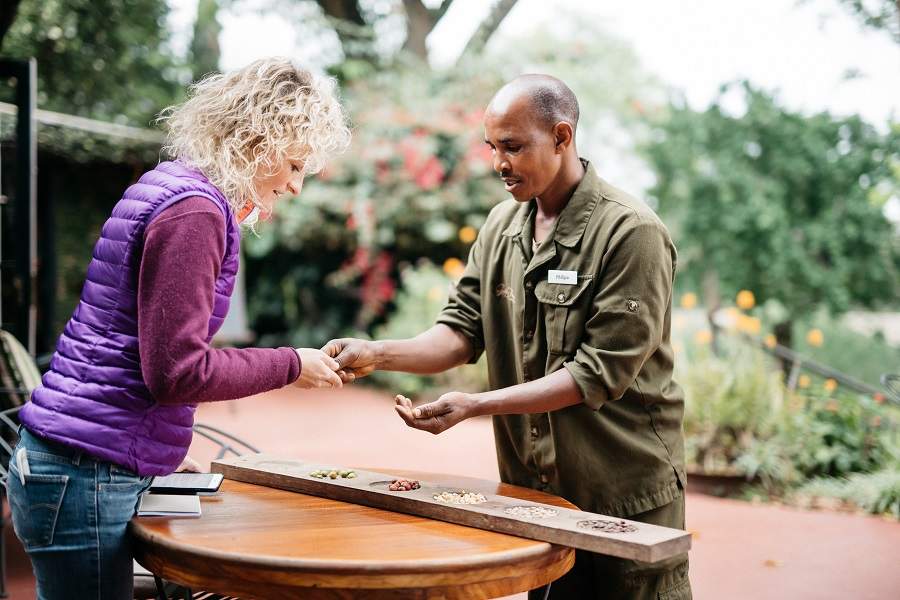 Anja Hanke im Gespräch in Tansania