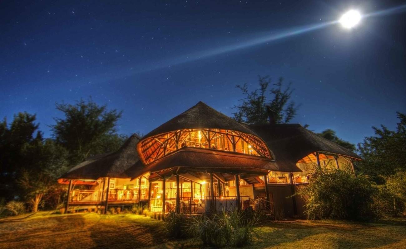 Chobe Savanna Lodge bei Nacht
