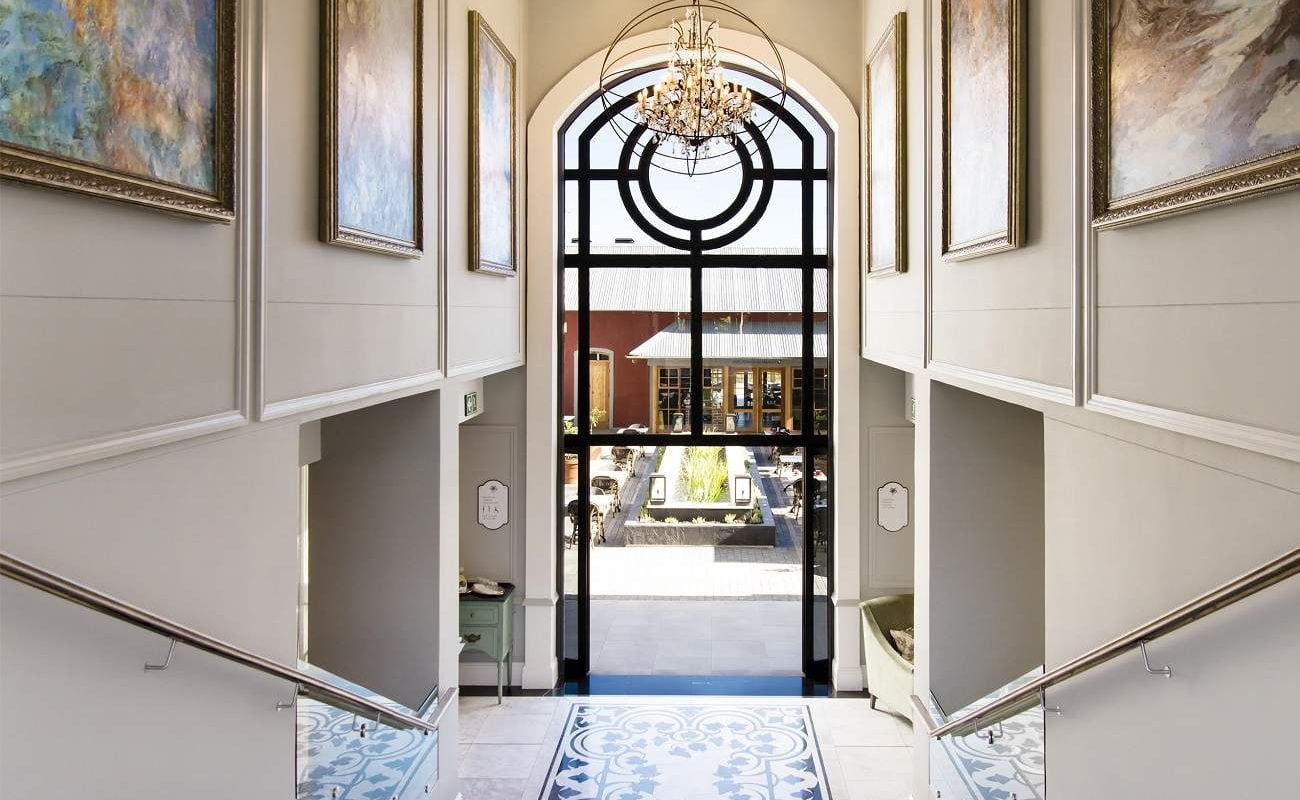 Elegantes Treppenhaus im Am Weinberg Boutique Hotel