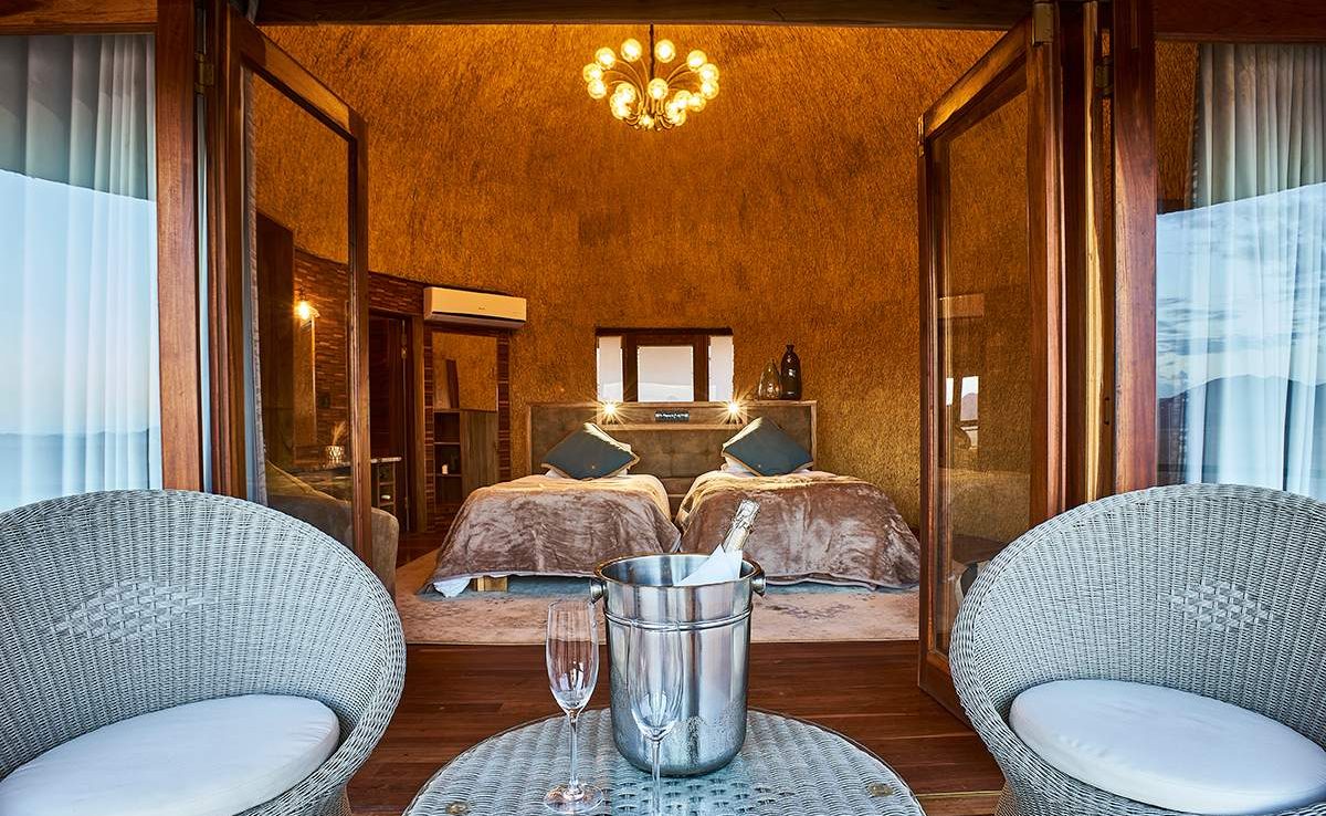 Auf der Veranda eines Chalets in der kleinen Luxuslodge am Sossusvlei