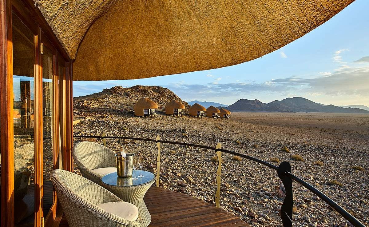 Auf der Veranda eines Chalets in der Desert Hills Lodge