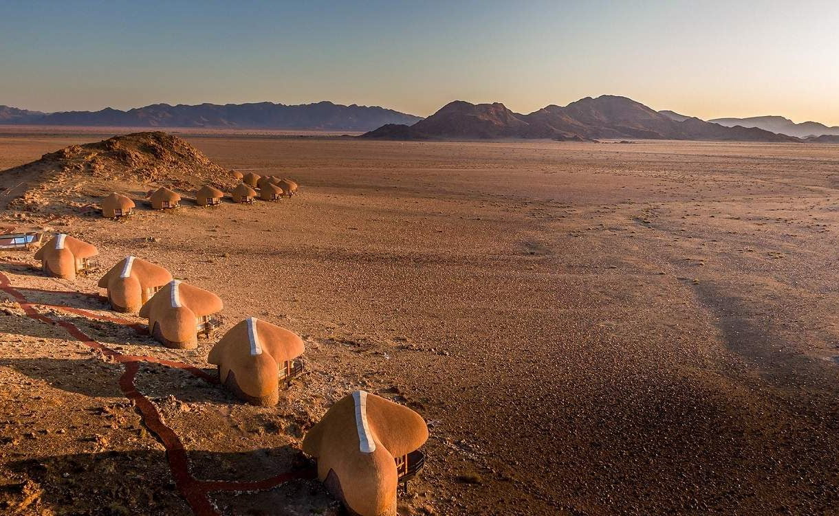 Die Chalets fügen sich in die Landschaft der Namib Wüste ein