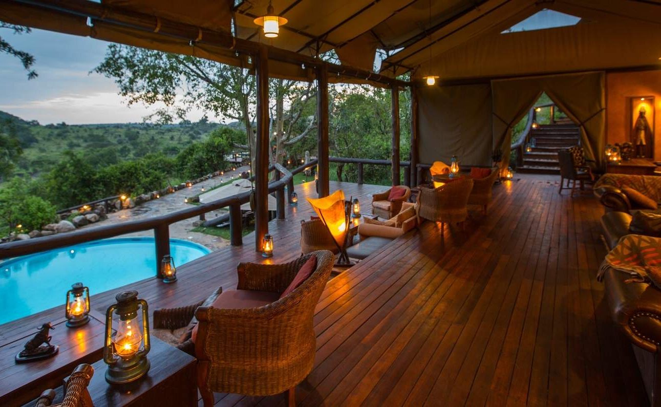 Lounge und Pool im Luxuscamp in der Serengeti