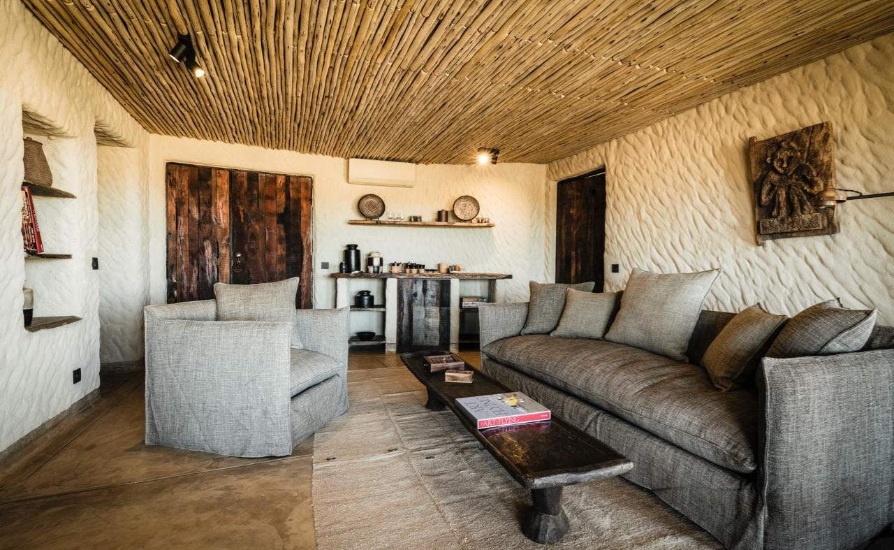 Wohnzimmer einer 2 Bedroom Hut in Omaanda
