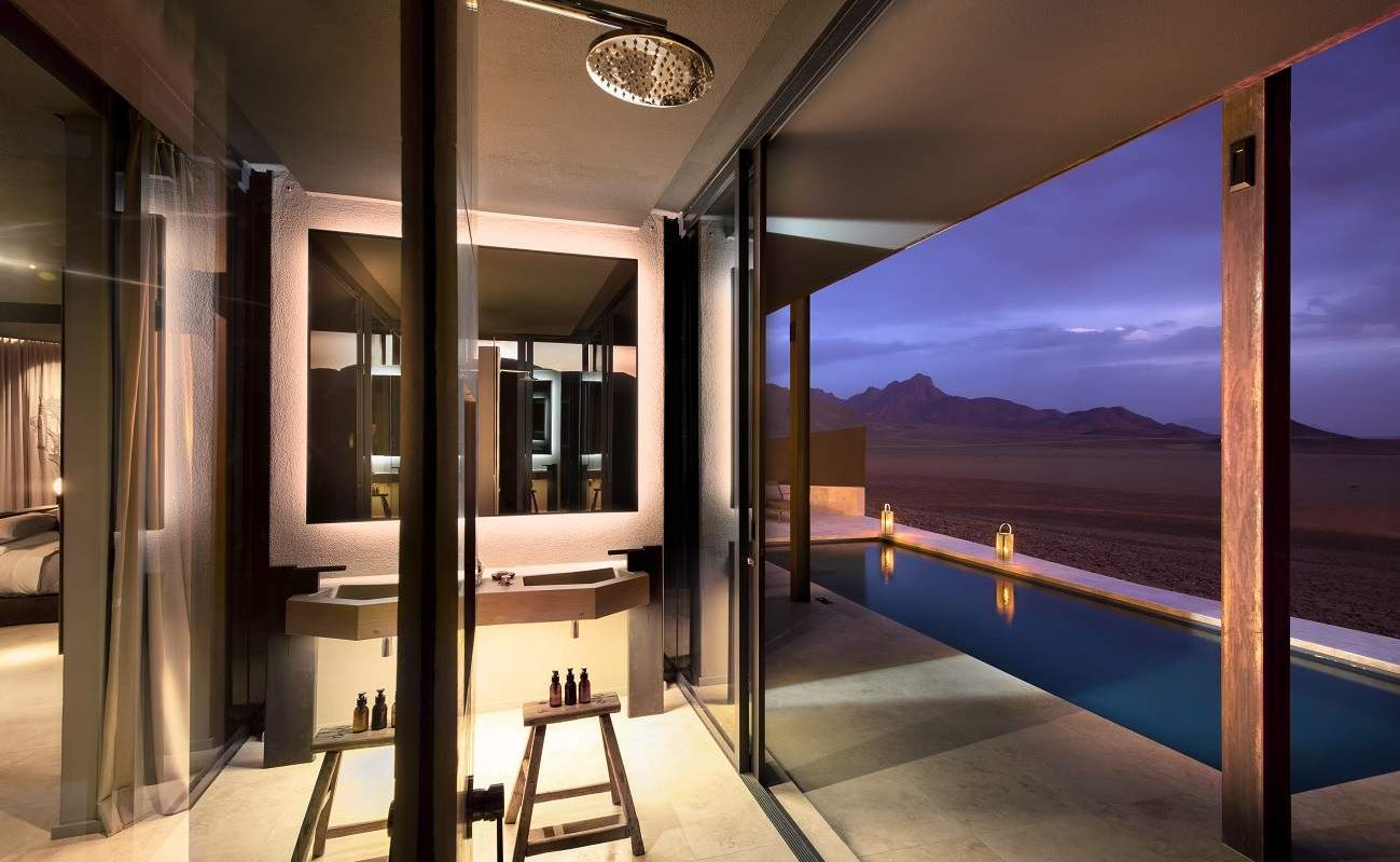 Außendusche einer Suite in der Sossusvlei Desert Lodge