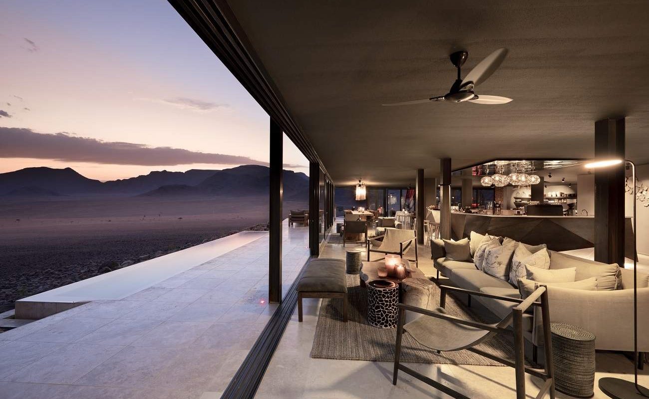 Auf der Veranda des Haupthauses der Sossusvlei Desert Lodge