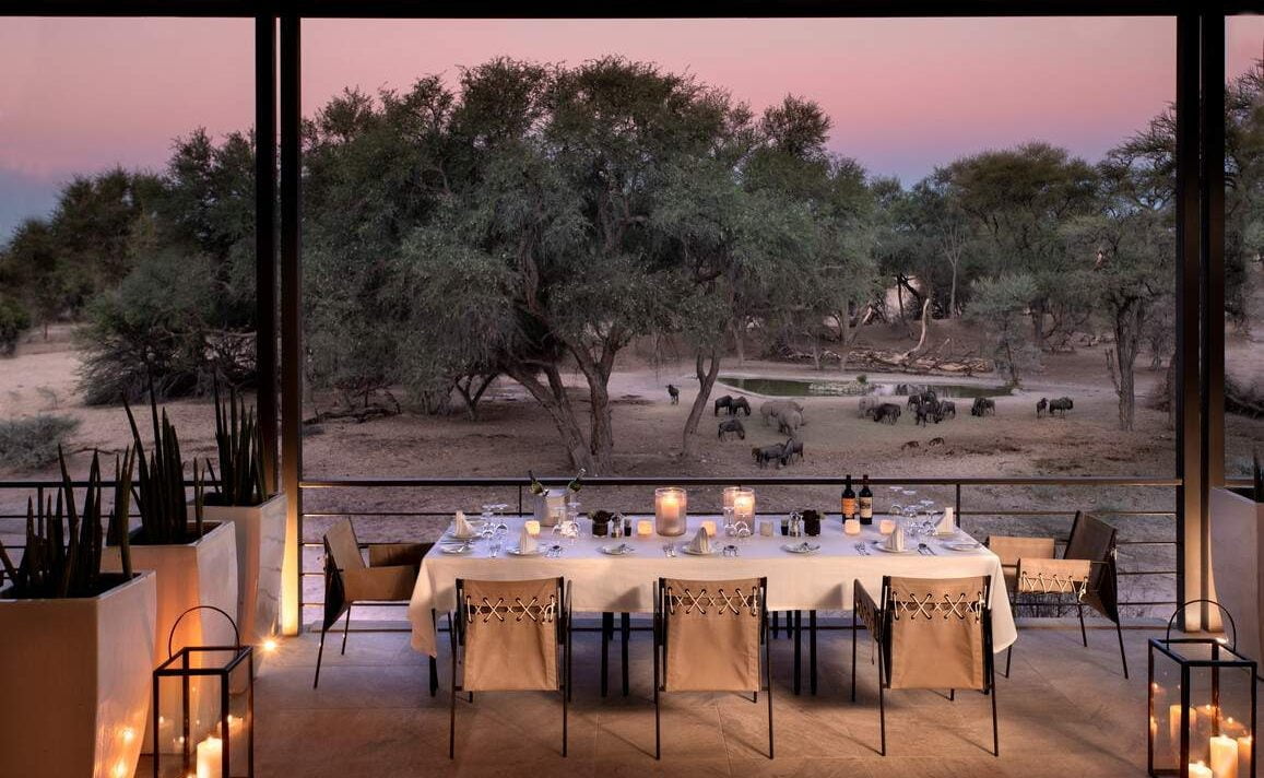 Dinner mit Blick auf das Wasserloch in Epako