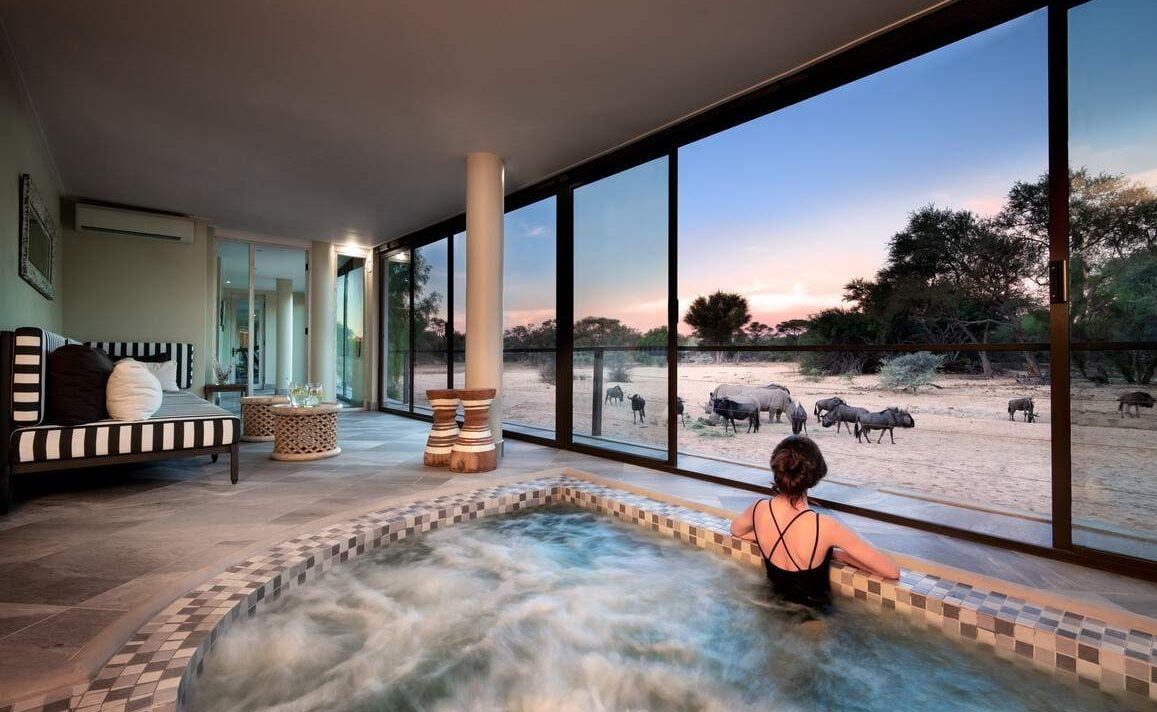 Spa mit Blick auf das Wasserloch