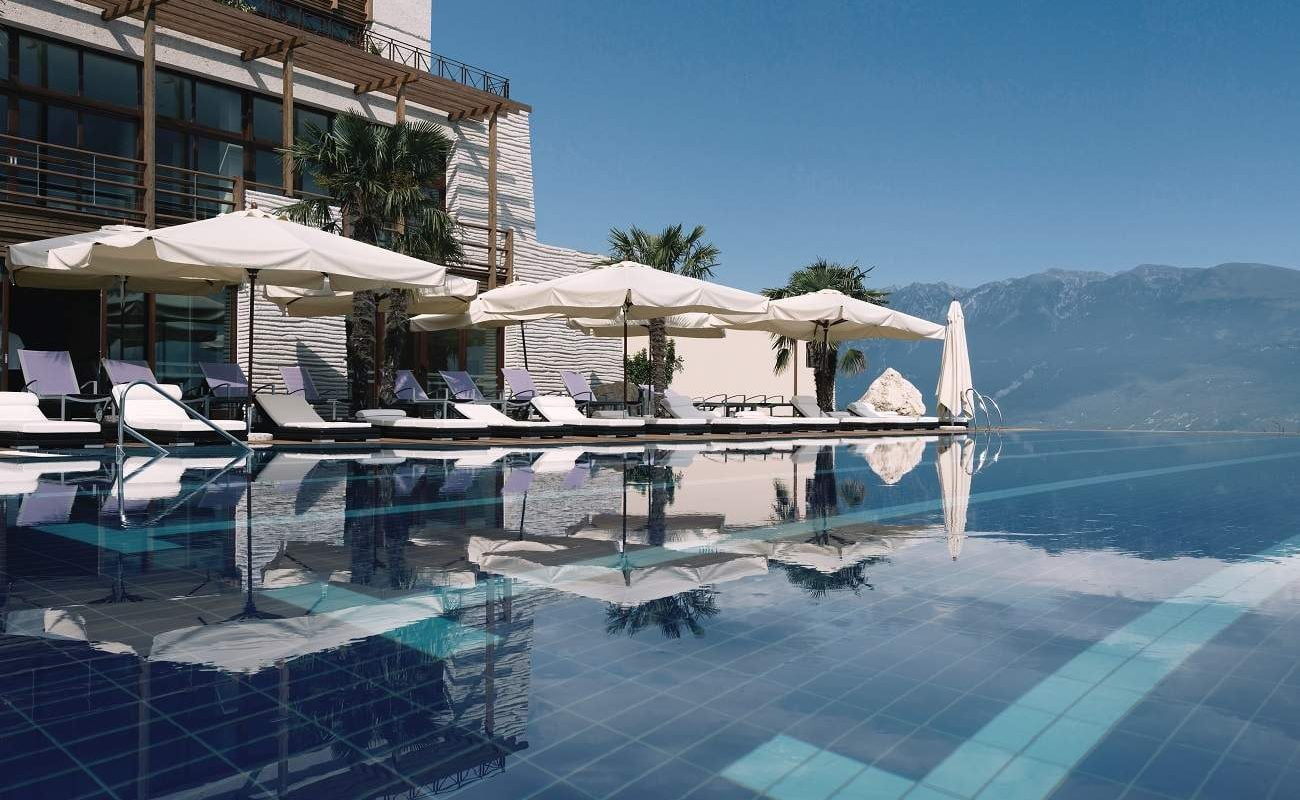 Außenpool des Luxusresorts am Gardasee