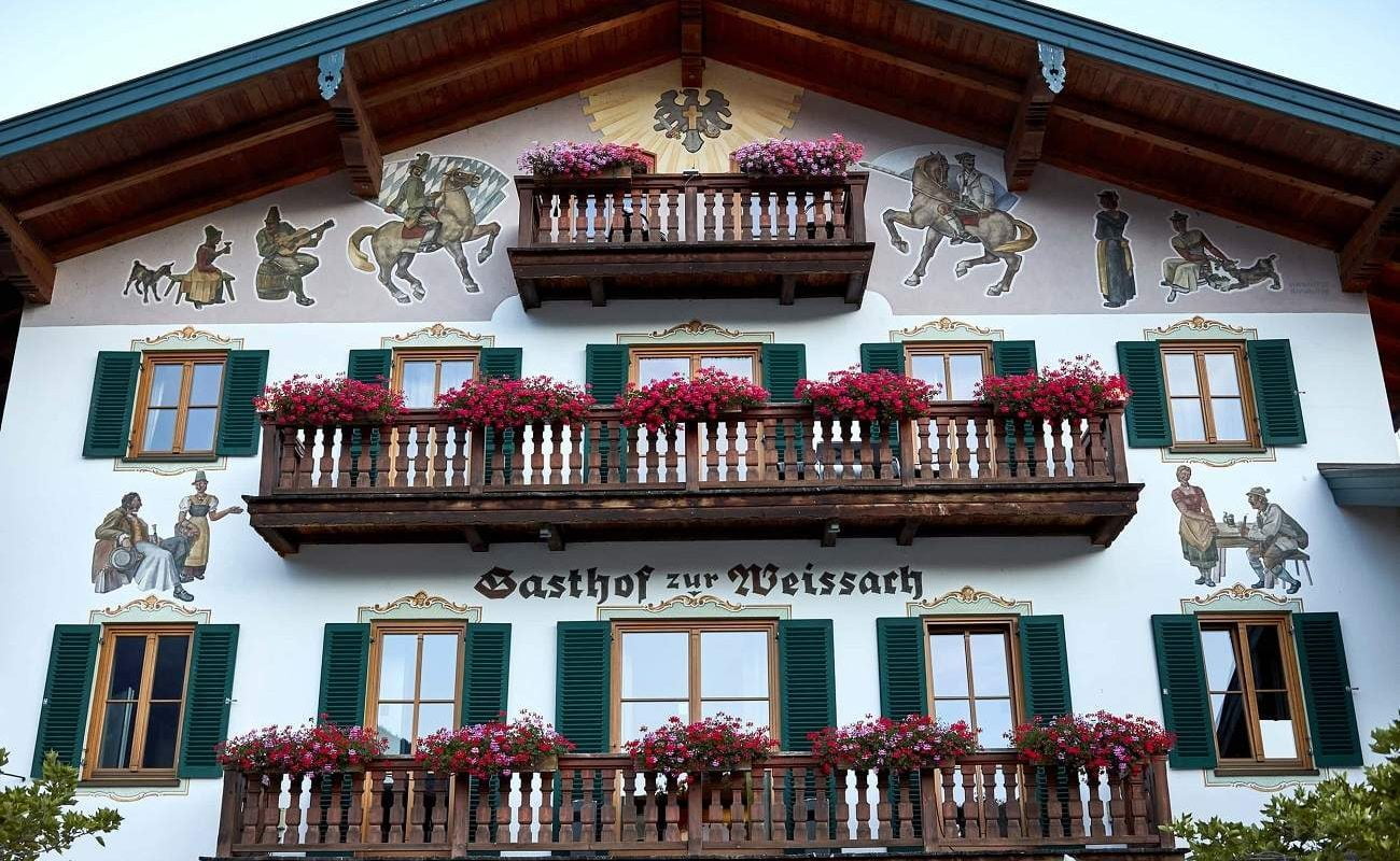 Das historische Haupthaus des Bachmaier Weissach