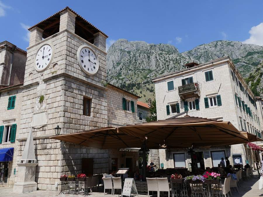 Uhrturm und Hauptplatz in Kotor