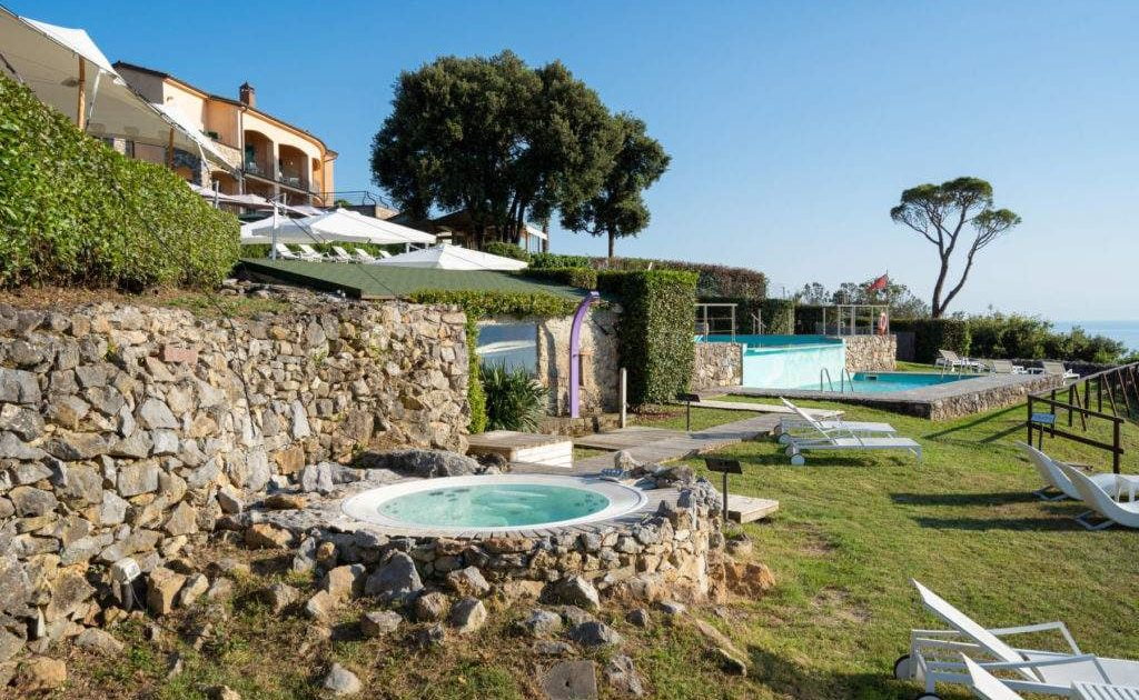Jacuzzi im Garten des Golfo dei Poeti