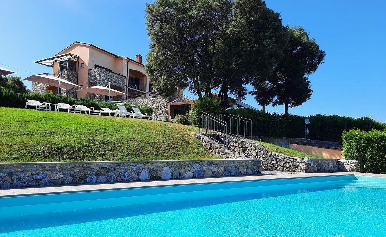 Pool und Haupthaus des Golfo dei Poeti