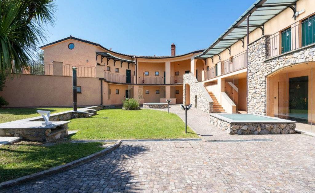Geschwungenes Haupthaus des kleinen Luxushotels in Ligurien