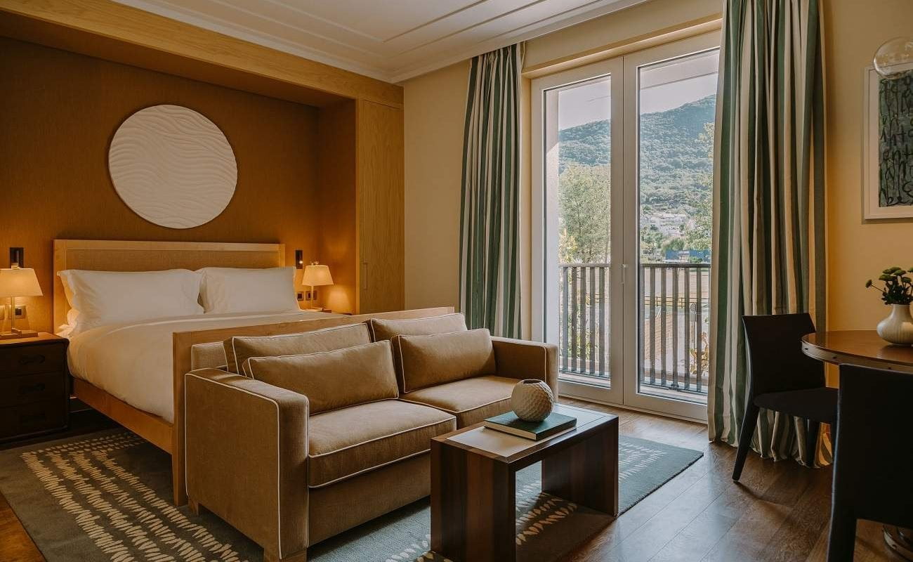 Deluxe Pool Club im Regent Porto Montenegro