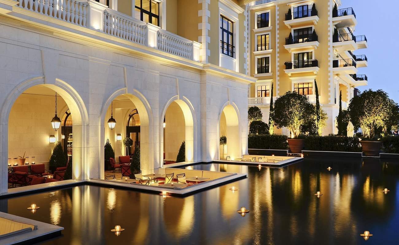 Terrasse der Library Bar im Regent Porto Montenegro