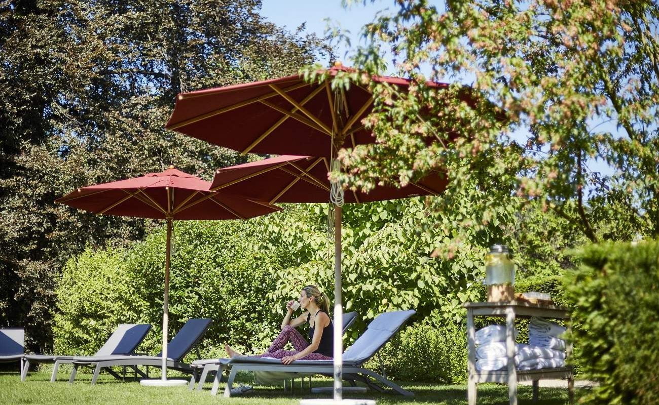 Entspannung im Park des Brennes Parkhotels