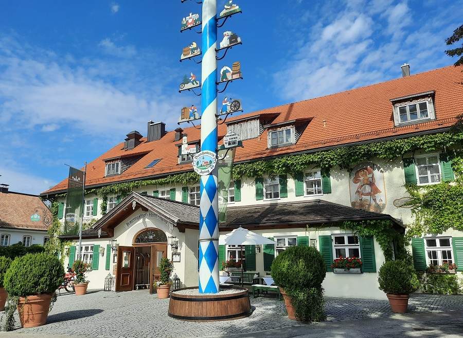 Eingang zum Brauereigasthof Hotel Ayinger
