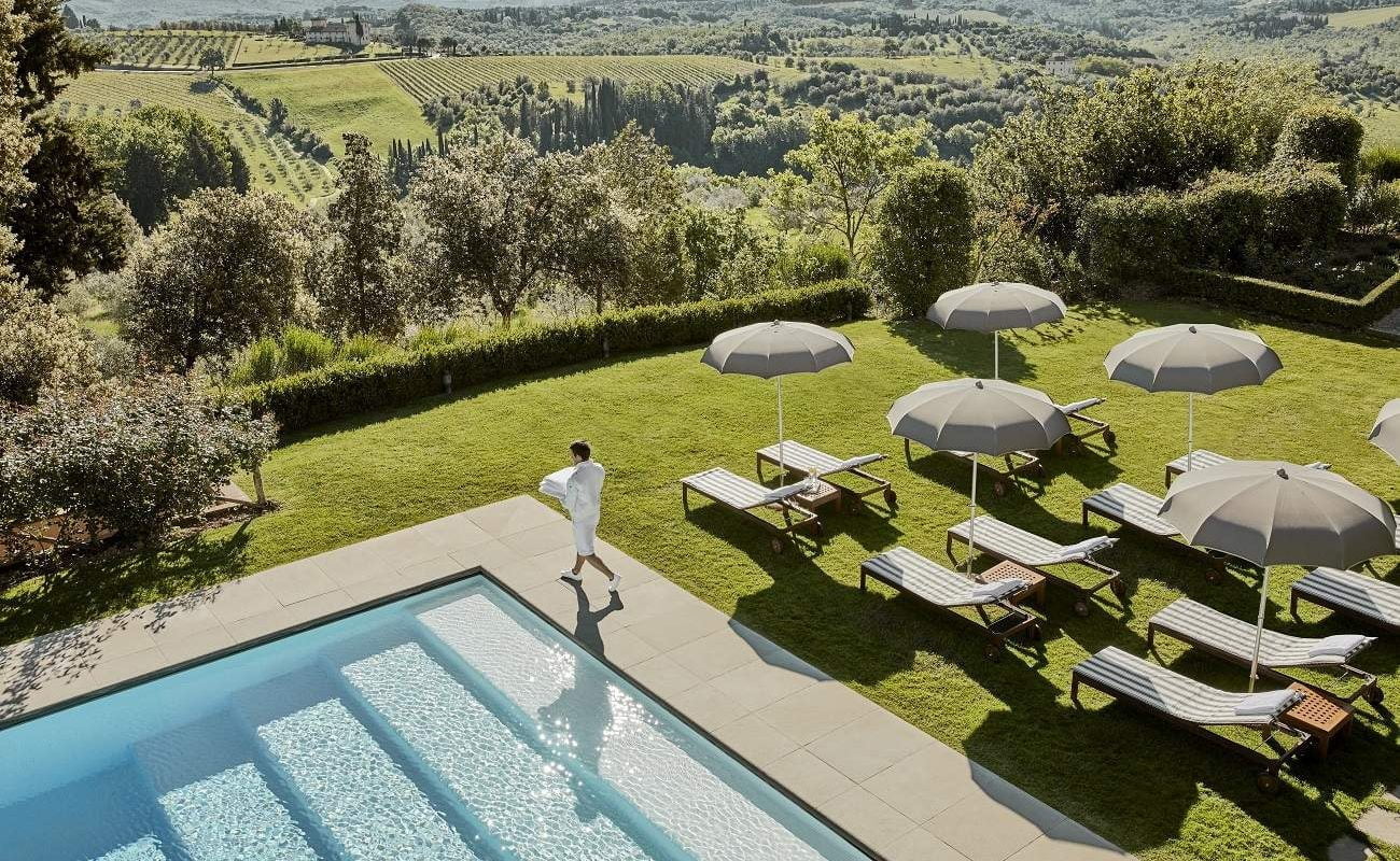 Pool im Garten des Luxushotels in der Toskana