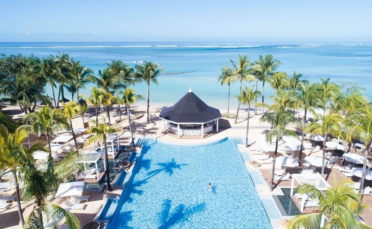 Hauptpool des Luxushotels mit romantischem Pavillon