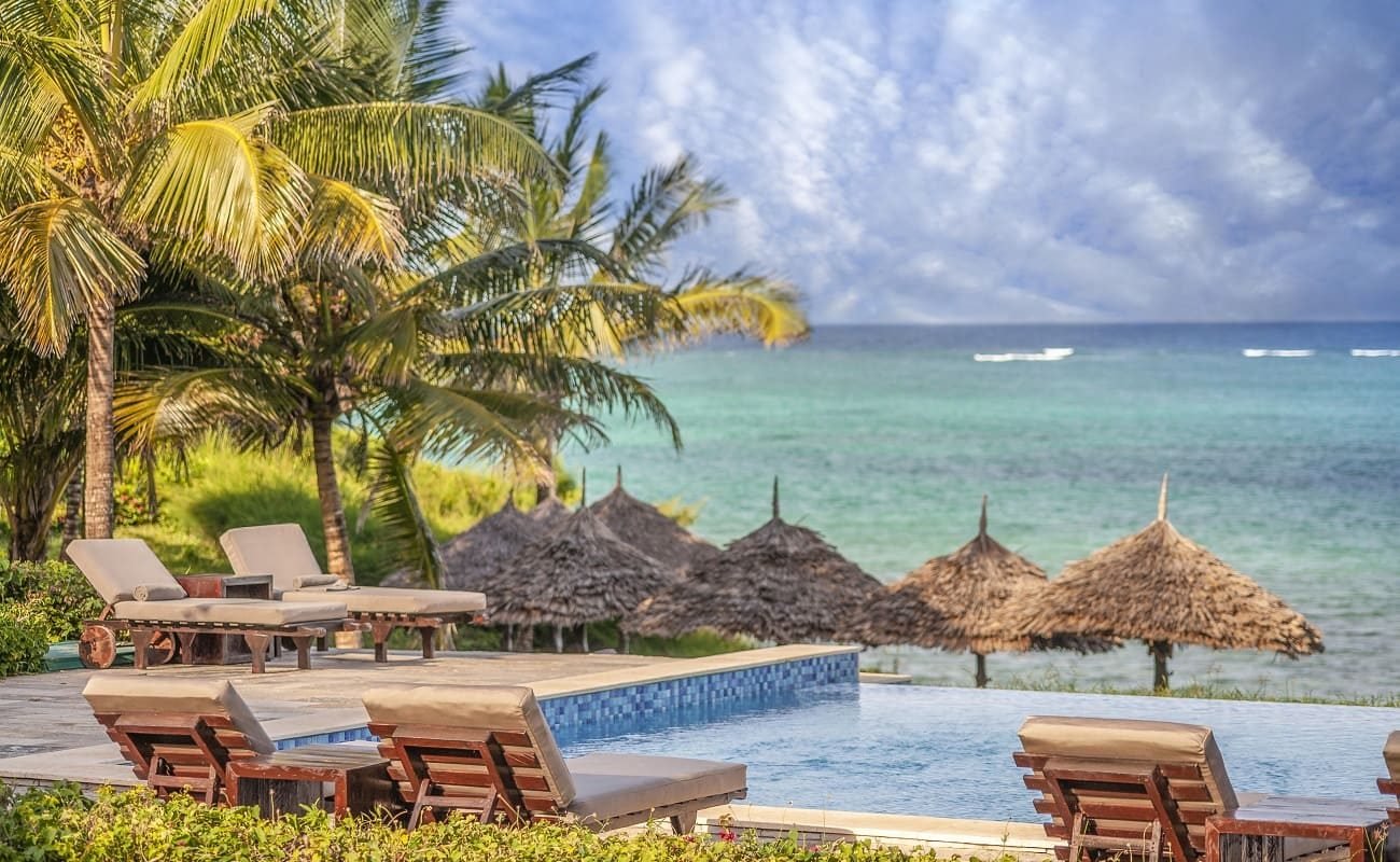 Pool mit Meerblick auf Sansibar