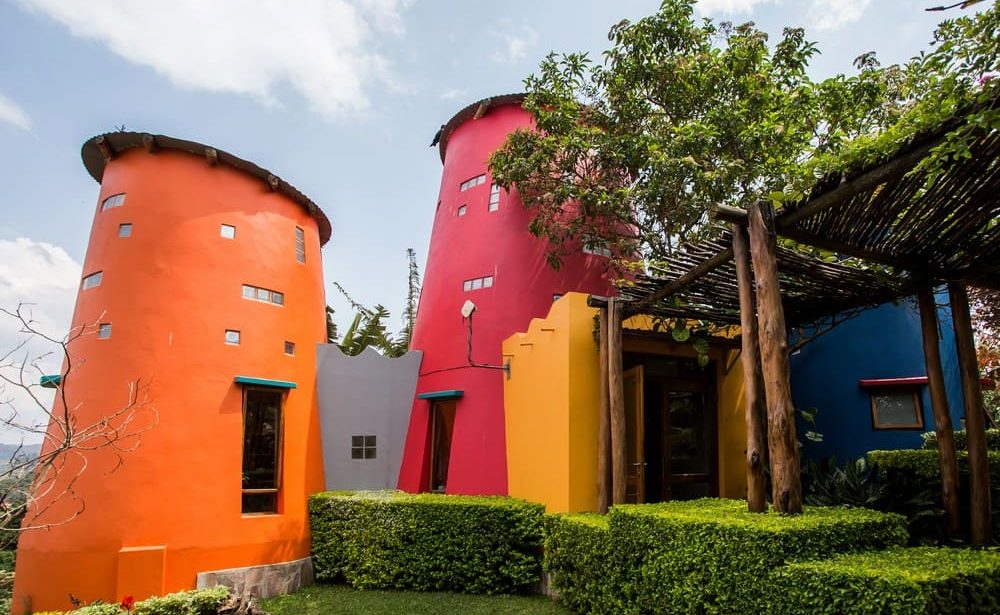 Farbenfrohe Gebäude des Boutiquehotels Chameleon Hill