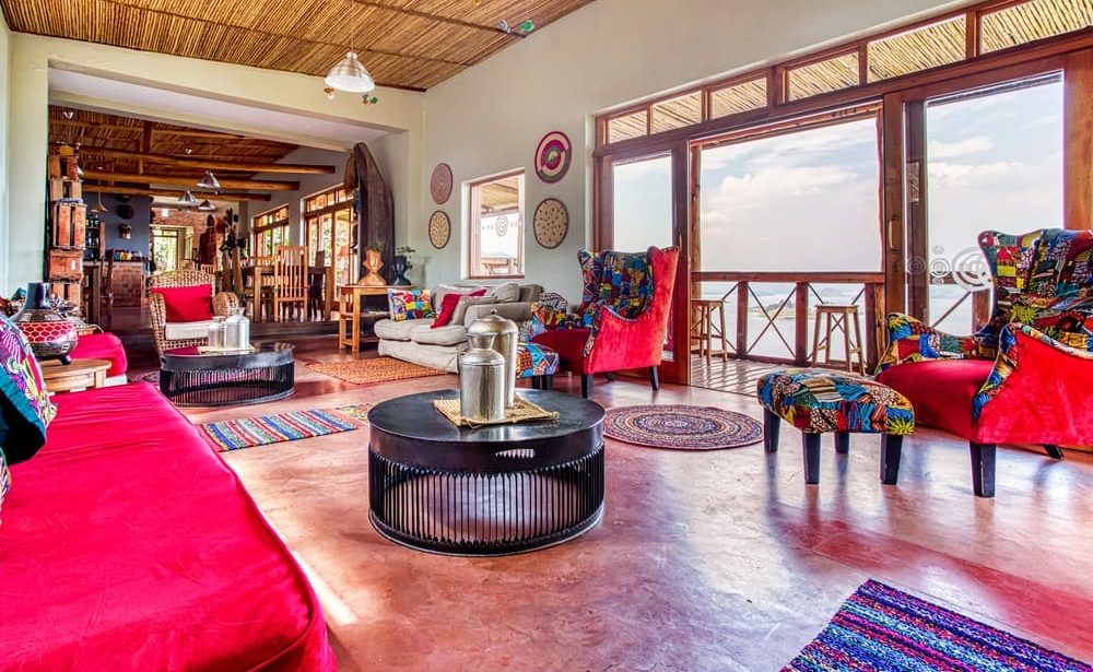 Farbenfrohe Lounge des Boutiquehotels am Lake Mutanda