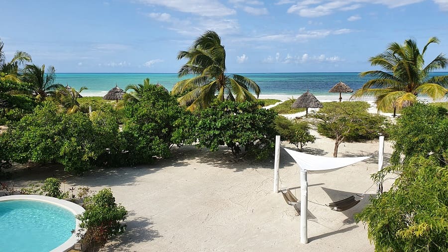 Garten und Strand einer Villa im Zanzibar White Sands 