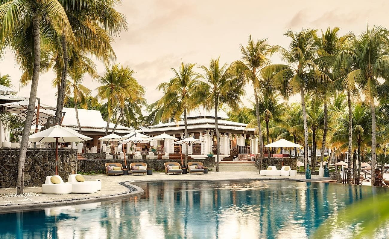 Hauptpool und Haupthaus des Paradise Cove Boutique Hotels