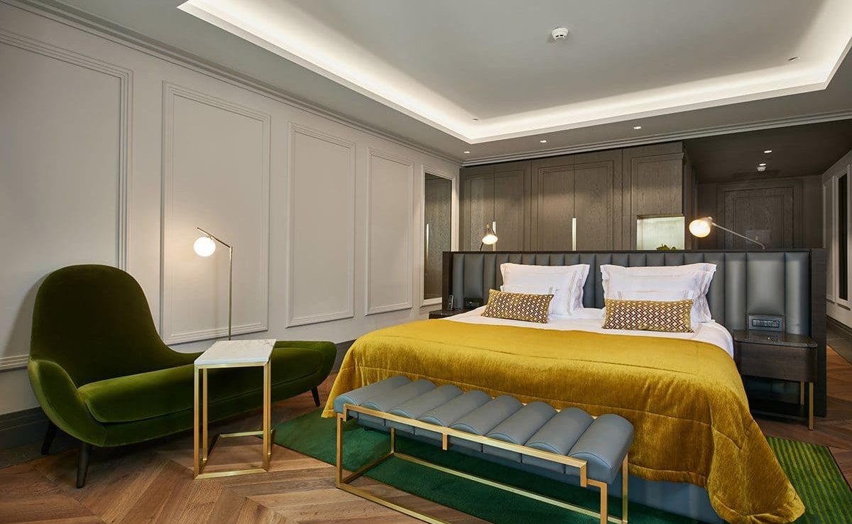 Deluxe Zimmer, Ikador