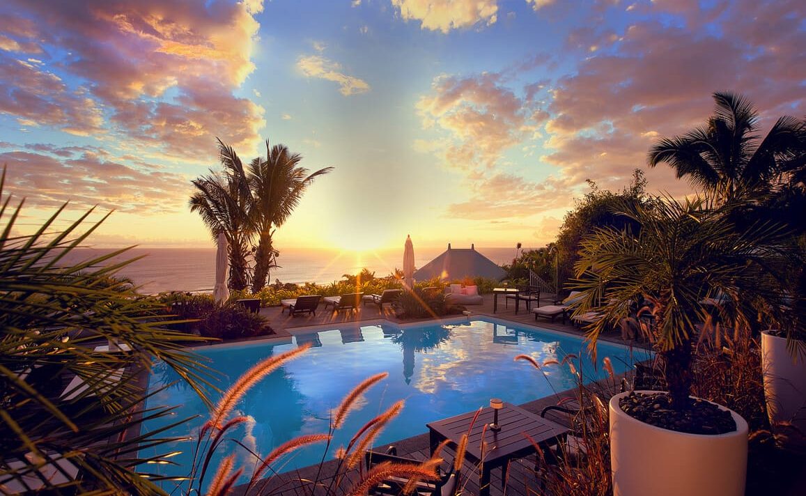 Sonnenuntergang am Pool des Blue Margouillat