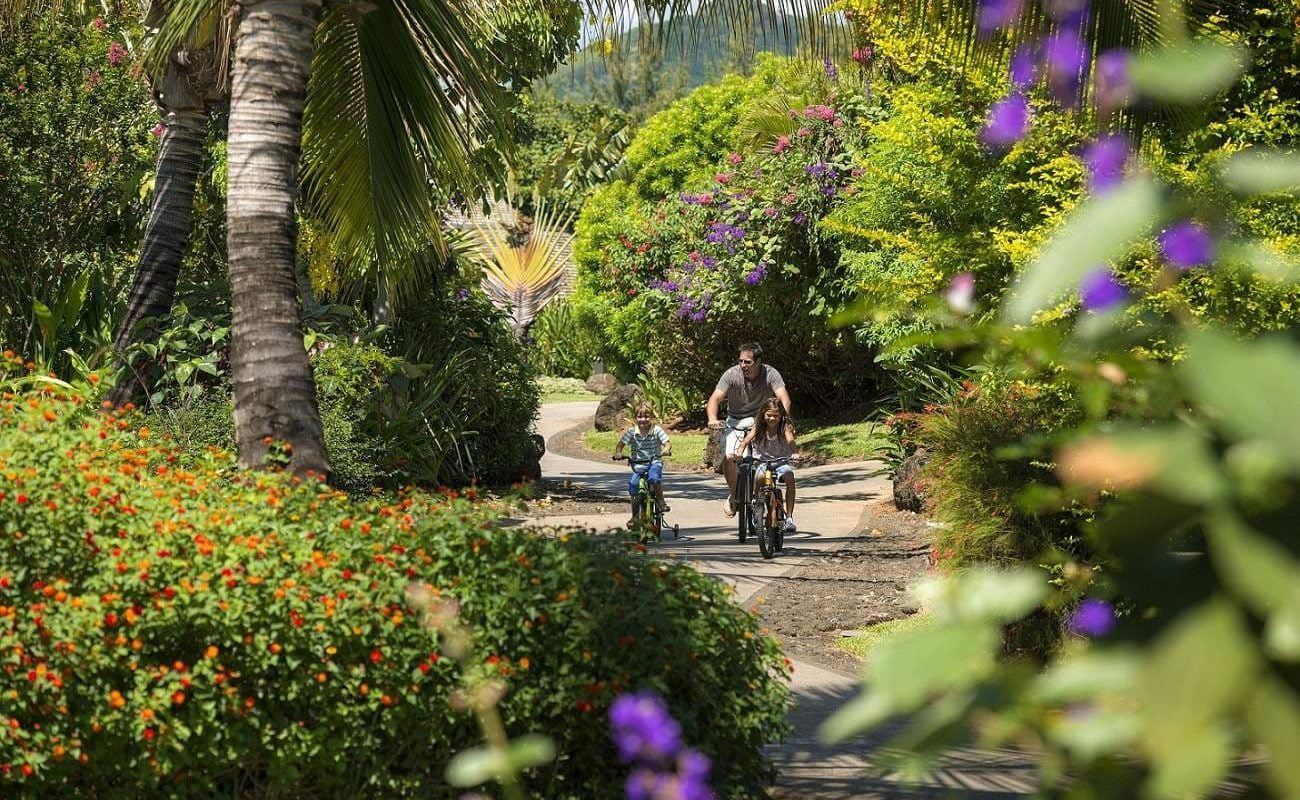 Radtour durch die weitläufige Anlage des 4 Seasons at Anahita