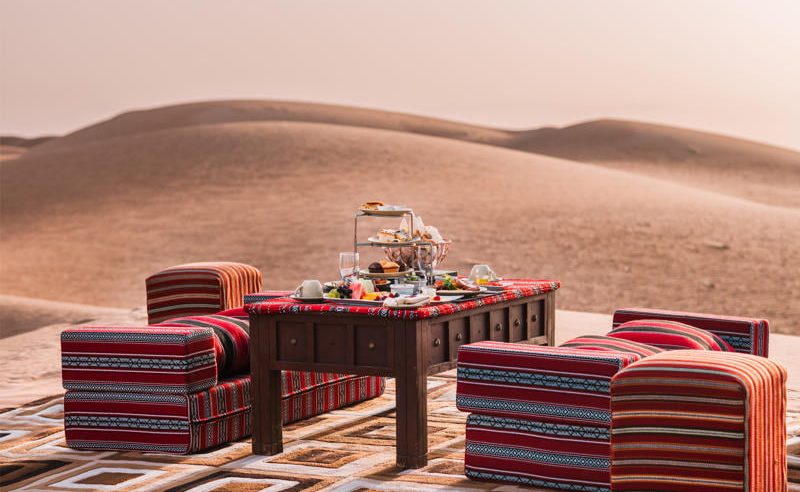 Frühstück in den Dünen im Desert Night Camp Oman