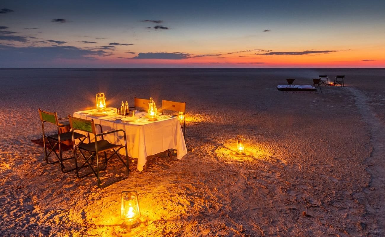 Dinner in den Salzpfannen von Botswana