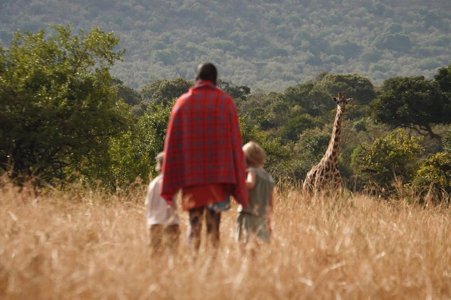 Masai Guide mit Kindern in Afrika