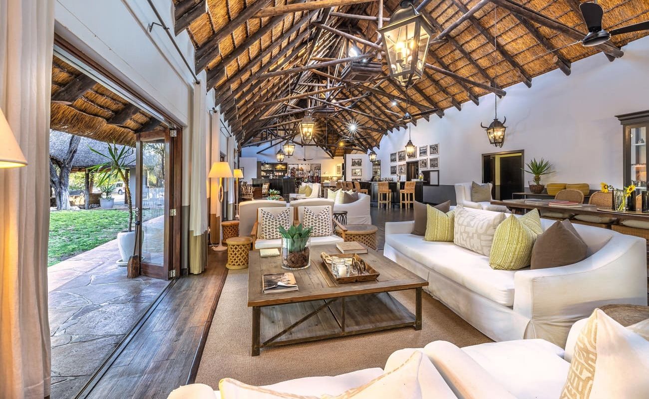 Restaurant und Lounge der Mushara Lodge