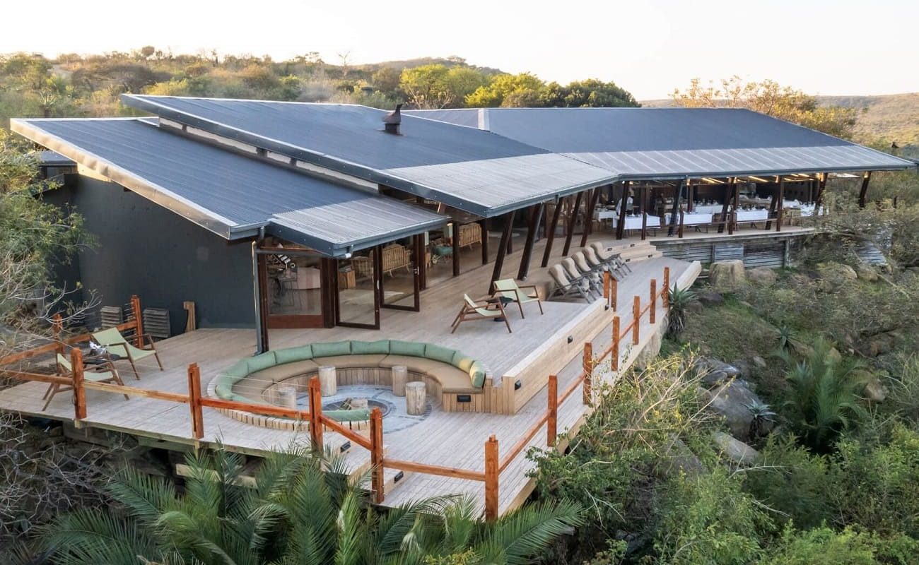 Rhino Ridge Safari Lodge Haupthaus Gesamtansicht Das zentrale Haus der Rhino Ridge Safari Lodge