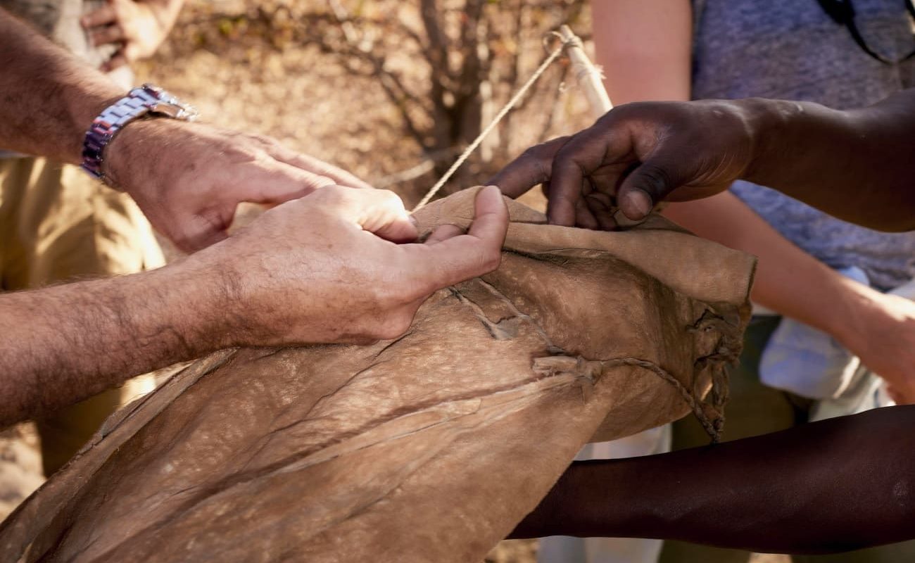 Deception Valley Lodge San Walk Pirschwanderung mit San in der Deception Valley Lodge